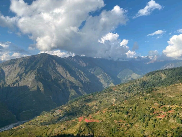 Clear blue sky with a breathtaking view of the Kedarkantha Peak.
